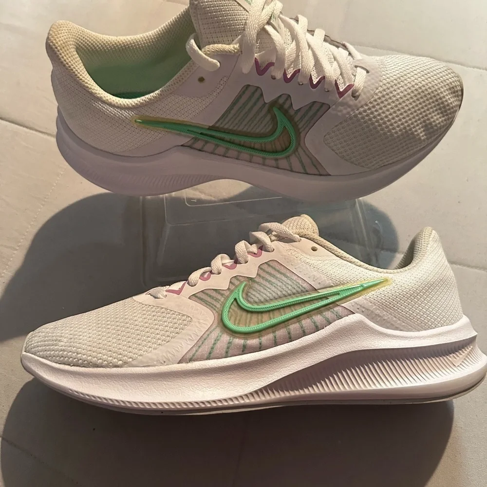 Nike Women's White and Mint Athletic Shoes